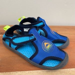 Osh Kosh size 11 Water shoes! Washable! Excellent Condition!